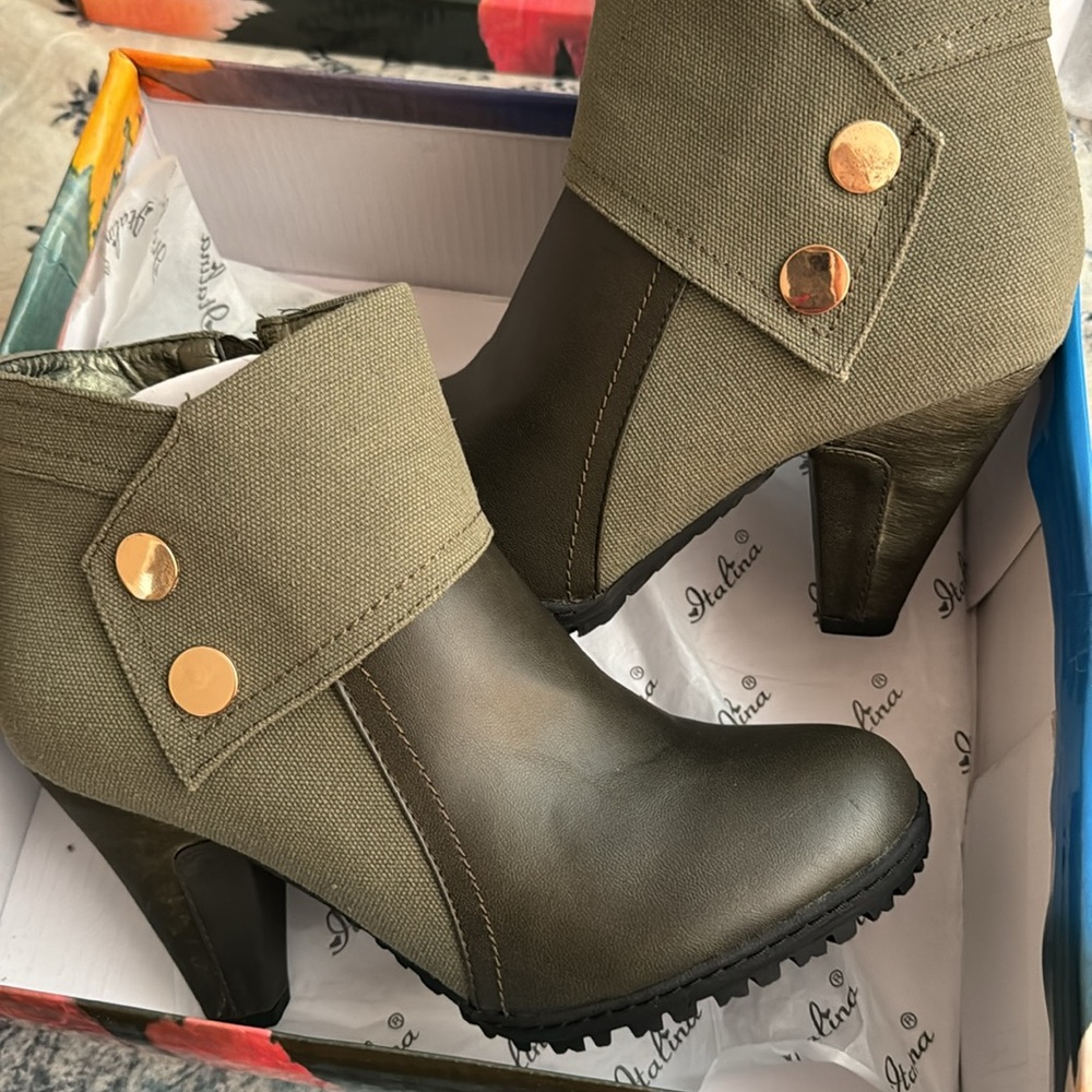 Olive green high heeled ankle boots with snap accent contrast, panel. Size 8.5 - Picture 2 of 7